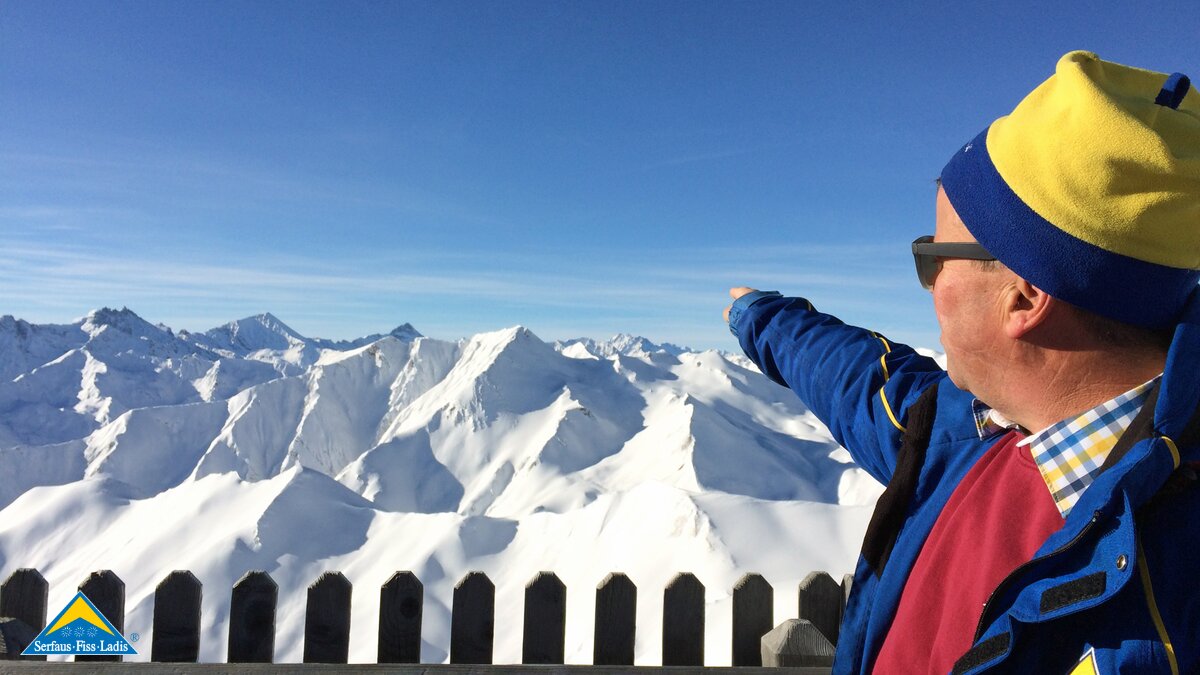 Elmar der Fahrer des Masner Express erklärt seinen Gästen die Berggipfel in Serfaus-Fiss-Ladis in Tirol | © Serfaus-Fiss-Ladis