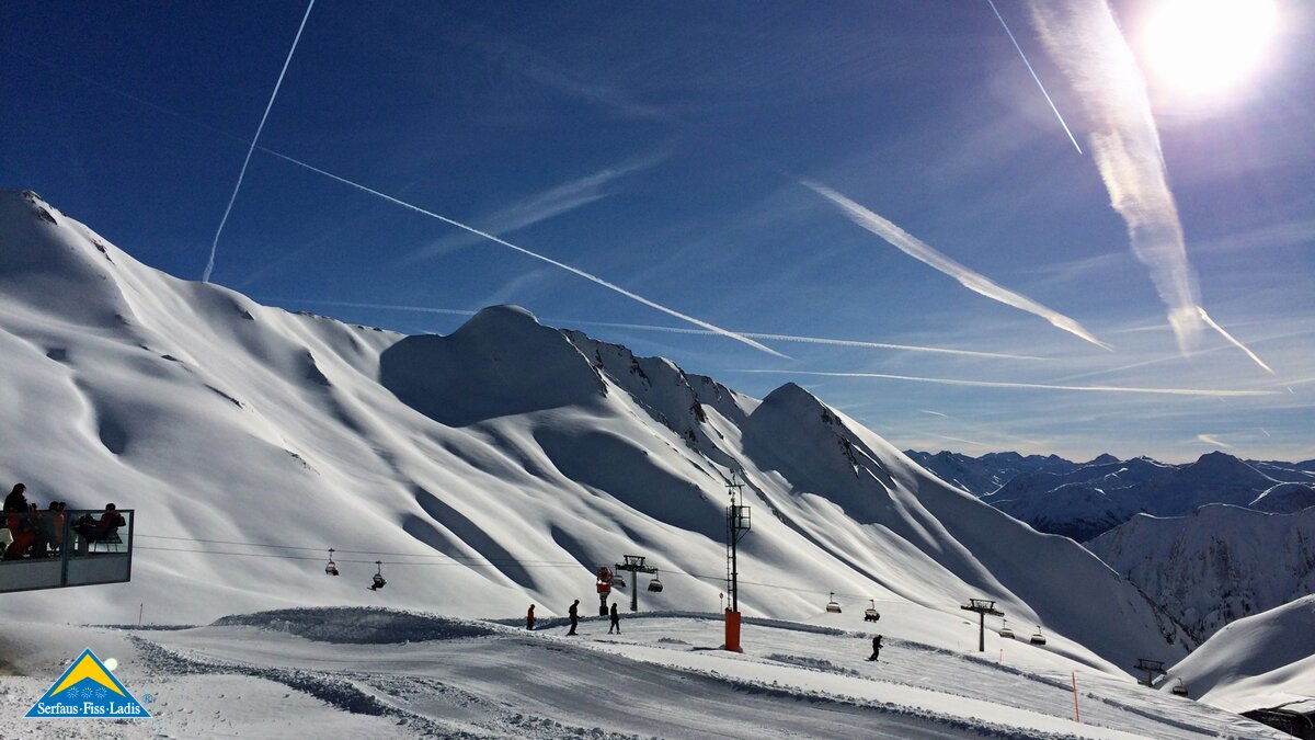 Die Arrezjochbahn und im Hintergrund tief verschneite Gipfel in Serfaus-Fiss-Ladis in Tirol | © Serfaus-Fiss-Ladis