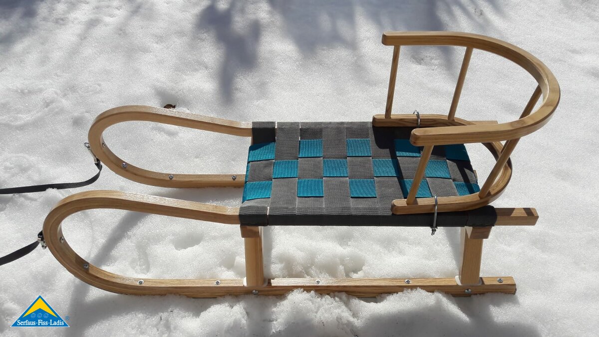 Ein Rodel mit Rückenlehne eignet sich perfekt für Babys und Kleinkinder. Auszuleihen sind diese in Serfaus-Fiss-Ladis in Tirol | © Serfaus-Fiss-Ladis