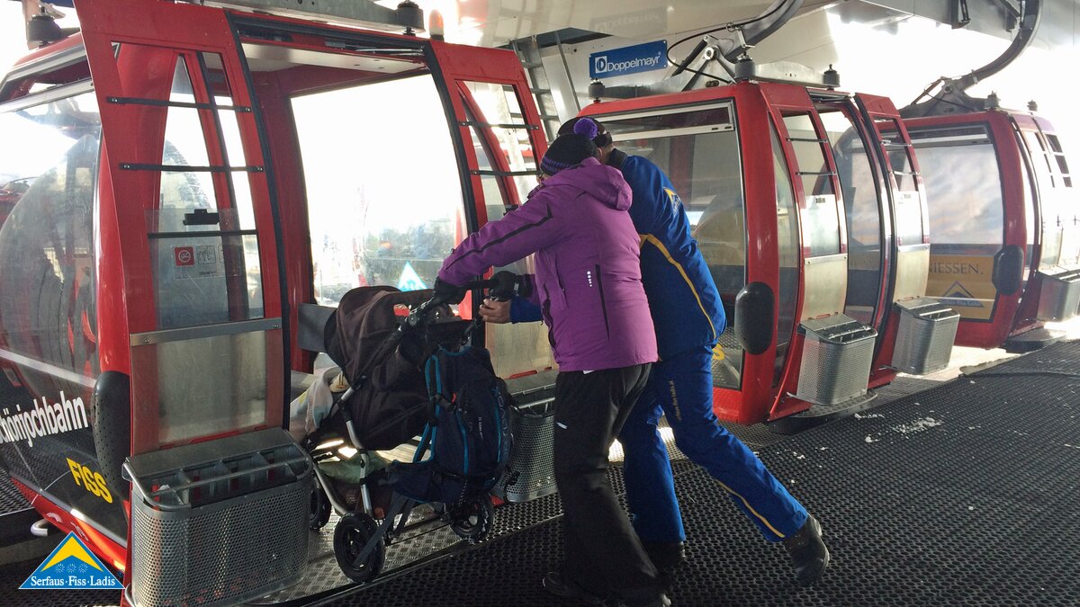 Hilfe beim Einstieg in die Schönjochbahn mit Kinderwagen in Serfaus-Fiss-Ladis in Tirol | © Serfaus-Fiss-Ladis