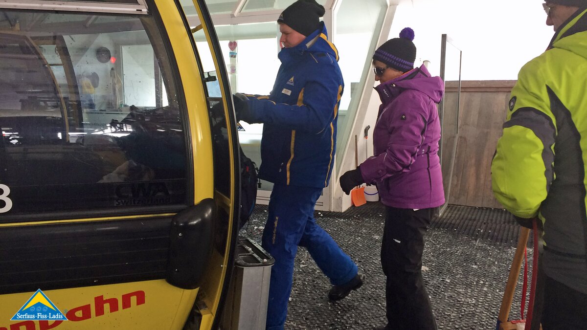 Einstiegshilfe mit dem Kinderwagen in die Sonnenbahn in Serfaus-Fiss-Ladis in Tirol | © Serfaus-Fiss-Ladis