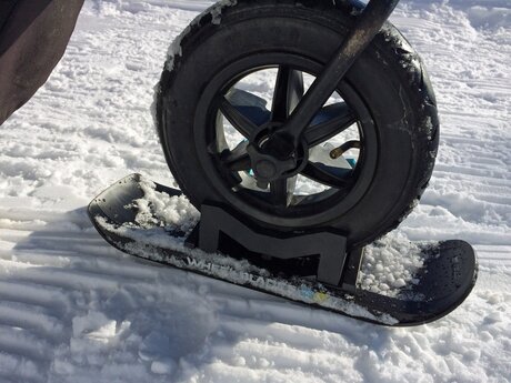 Die Wheel Blades sind eine gute Hilfestellung um den Kinderwagen durch den Schnee zu schieben | © Serfaus-Fiss-Ladis