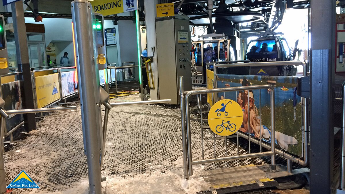 Ein kinderwagentauglicher Zugang zur Lazidbahn in Serfaus-Fiss-Ladis in Tirol | © Serfaus-Fiss-Ladis