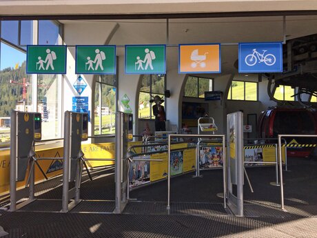 Ein separater Bike-Eingang in Serfaus-Fiss-Ladis erleichtert das Einsteigen in die Gondeln | © Serfaus-Fiss-Ladis