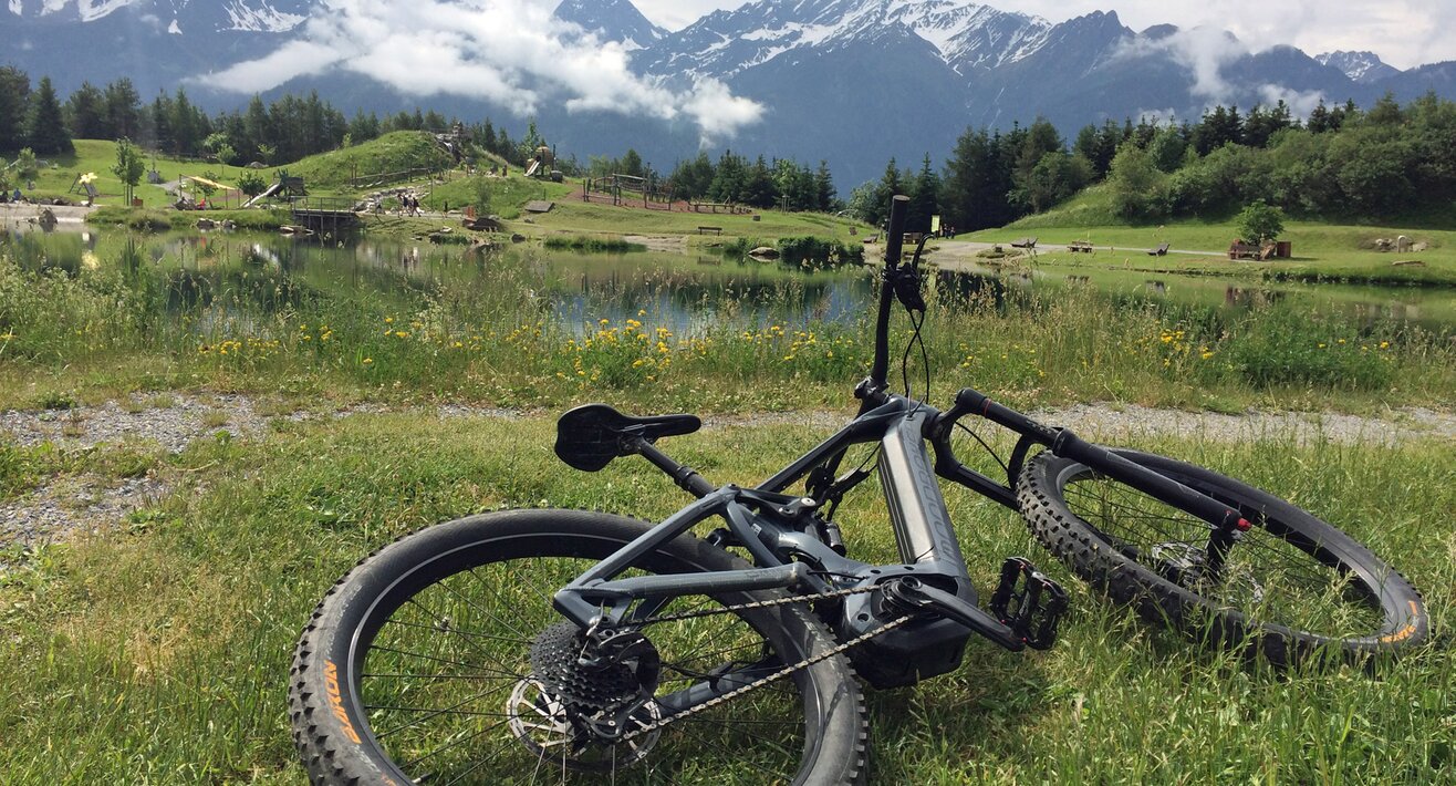 Das Fahrrad beim Wolfsee in Serfaus-Fiss-Ladis in Tirol | © Serfaus-Fiss-Ladis