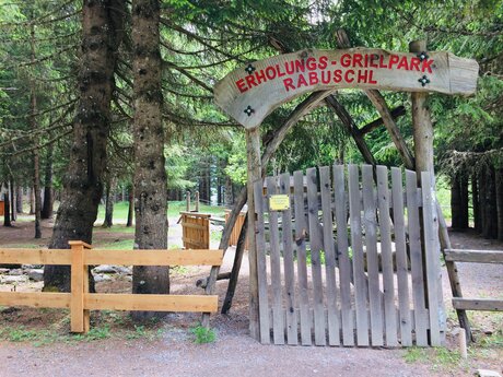 Der Erholungs-Grillpark Rabuschl ist eine Station entlang der Gample Tour und bietet eine tolle Rastmöglichkeit in Serfaus-Fiss-Ladis in Tirol | © Serfaus-Fiss-Ladis