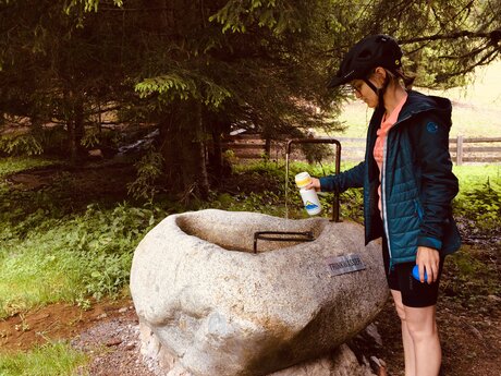 Ein Brunnen zum Wasser füllen in Serfaus-Fiss-Ladis in Tirol | © Serfaus-Fiss-Ladis