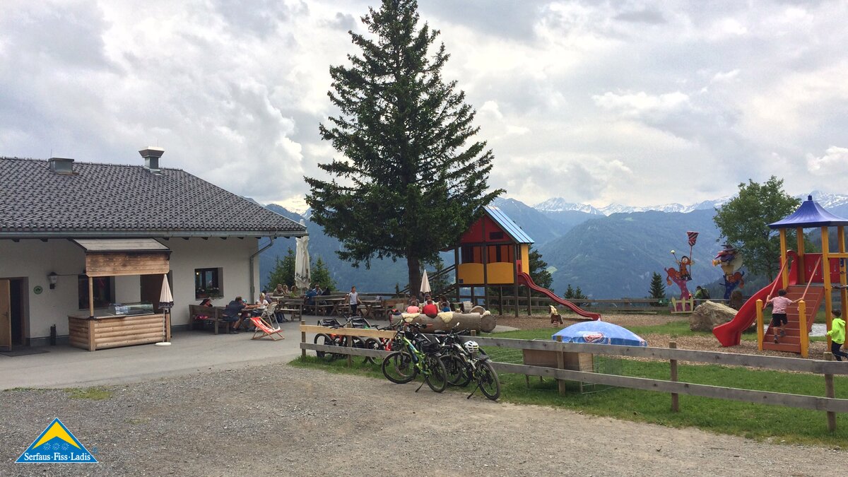 Die Kuh Alm Fiss bietet lokale Spezialitäten in Serfaus-Fiss-Ladis in Tirol | © Serfaus-Fiss-Ladis