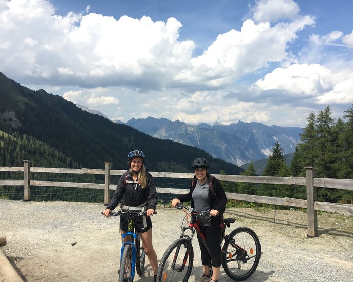 Julia und Annika beim Hike and Bike in Serfaus-Fiss-Ladis in Tirol | © Serfaus-Fiss-Ladis
