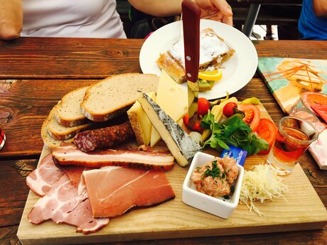 Brettljause und Apfelstrudel in der Schöngampalm in Serfaus-Fiss-Ladis Österreich | © Serfaus-Fiss-Ladis