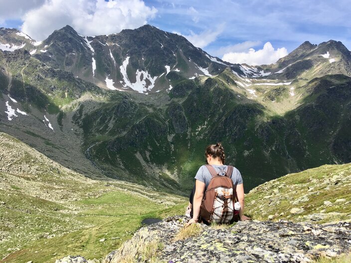 Eine kurze Verschnaufpause im Urgtal in Serfaus-Fiss-Ladis um die Aussicht zu genießen | © Serfaus-Fiss-Ladis