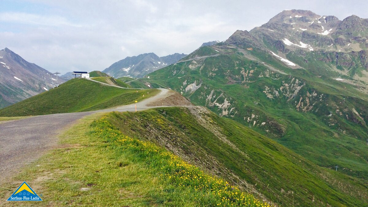 Der Blick vom Lazid in Serfaus Fiss Ladis in Richtung Pezid. Das ist Wanderurlaub für die Familie in Tirol | © Serfaus-Fiss-Ladis