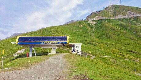Blick von der Bergstation der Scheidbahn in Richtung Moosbahn und die umliegende Bergwelt von Serfaus-Fiss-Ladis in Tirol | © Serfaus-Fiss-Ladis