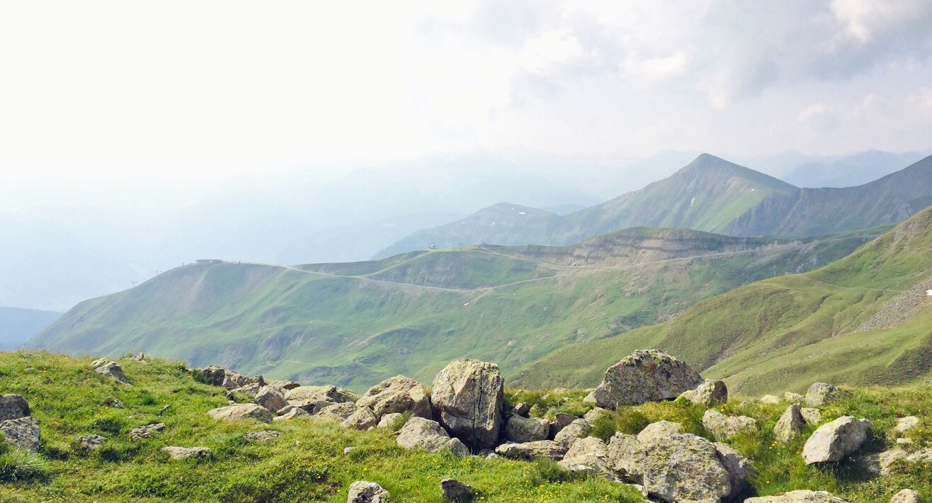 Einen perfekten Ausblick genießt man vom Murmeltiersteig in Serfaus Fiss Ladis in Österreich. Das ist Wanderurlaub für die ganze Familie in Tirol | © Serfaus-Fiss-Ladis