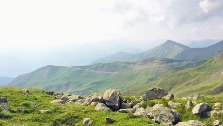 Einen perfekten Ausblick genießt man vom Murmeltiersteig in Serfaus Fiss Ladis in Österreich. Das ist Wanderurlaub für die ganze Familie in Tirol | © Serfaus-Fiss-Ladis