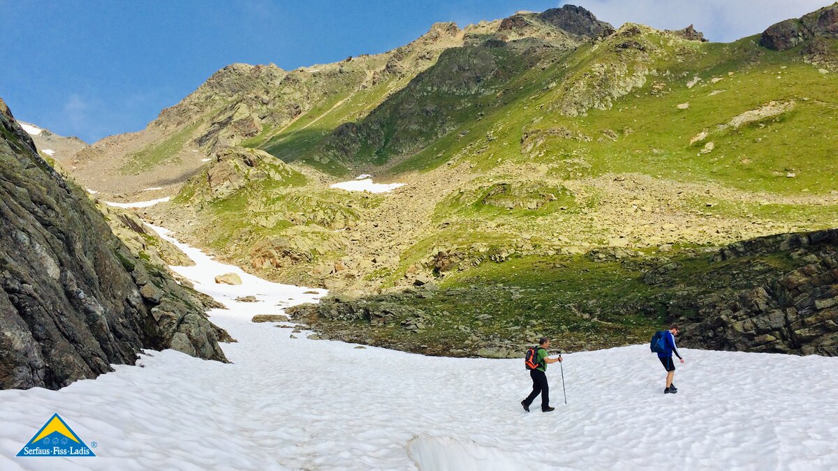 Über ein Schneefeld führt der Murmeltiersteig in Serfaus-Fiss-Ladis in Tirol | © Serfaus-Fiss-Ladis