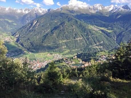 Wunderbarer Blick auf das Dorf Ladis in Tirol. Das ist Familienurlaub in Österreich | © Serfaus-Fiss-Ladis