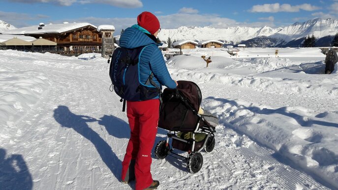 Unterwegs mit dem Kinderwagen im Schnee in Serfaus-Fiss-Ladis in Tirol | © Serfaus-Fiss-Ladis