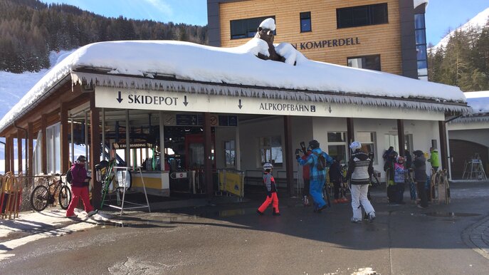 Einfach mit der Alpkopfbahn ins Skigebiet Serfaus-Fiss-Ladis einsteigen. Das ist auch mit Kinderwagen möglich | © Serfaus-Fiss-Ladis