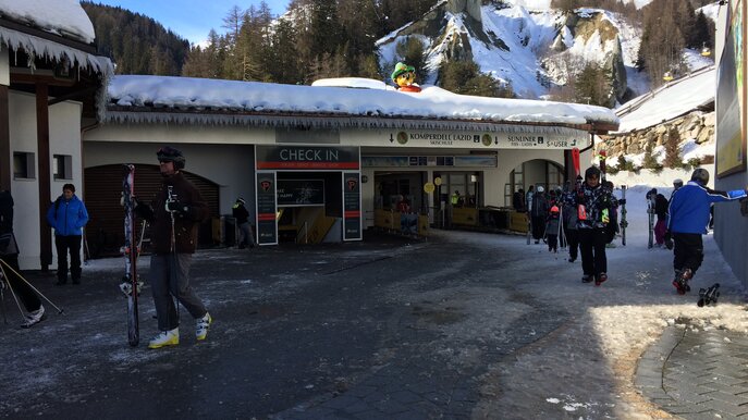 Einfach mit der Komperdellbahn ins Skigebiet Serfaus-Fiss-Ladis einsteigen. Das ist auch mit Kinderwagen möglich | © Serfaus-Fiss-Ladis