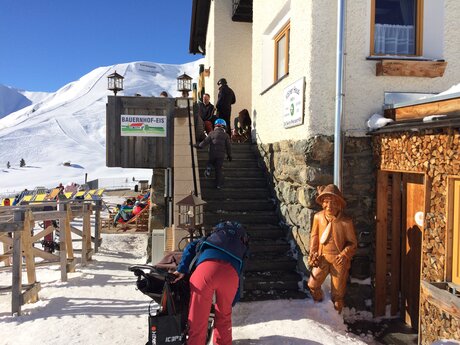 Eine Rast im Kölner Haus in Serfaus-Fiss-Ladis passt perfekt zu einer Wanderung mit dem Kinderwagen im Schnee in Tirol | © Serfaus-Fiss-Ladis