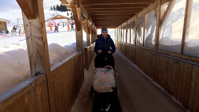 Das Förderband ist eine perfekte Aufstiegshilfe für den Kinderwagen in Serfaus-Fiss-Ladis in Tirol | © Serfaus-Fiss-Ladis