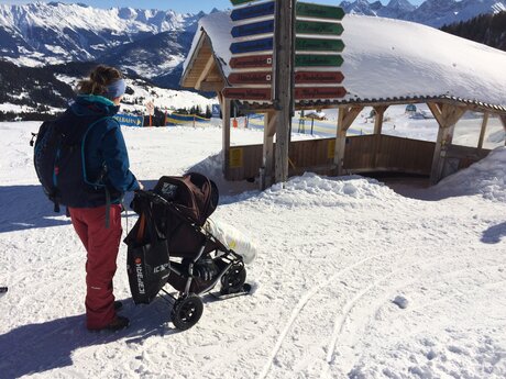 Mit dem Kinderwagen unterwegs am Komperdell in Serfaus Fiss Ladis in Tirol | © Serfaus-Fiss-Ladis