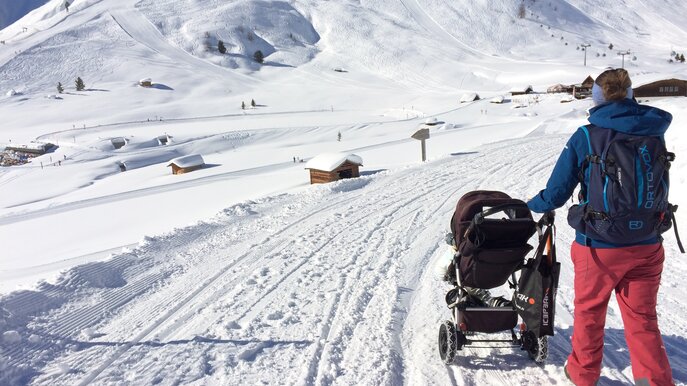 Ein Spaziergang mit dem Kinderwagen im Schnee in Serfaus-Fiss-Ladis in Tirol ist ein Vergnügen für die ganze Familie | © Serfaus-Fiss-Ladis