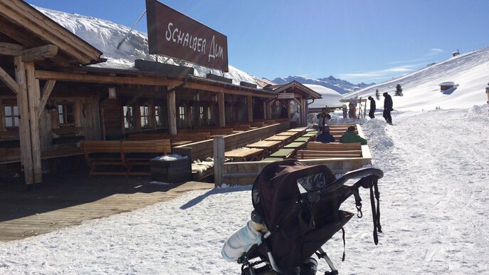 EIne Pause mit dem Kinderwagen in Serfaus bei der Schalber Alm | © Serfaus-Fiss-Ladis