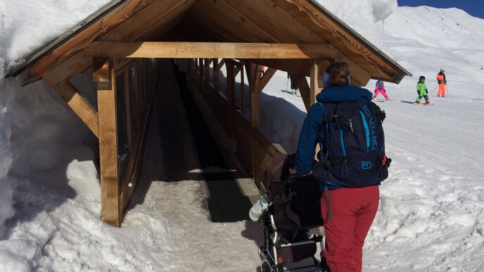 Ein Förderband hilft in Serfaus-Fiss-Ladis um mit dem Kinderwagen einfach und bequem nach oben zu kommen | © Serfaus-Fiss-Ladis