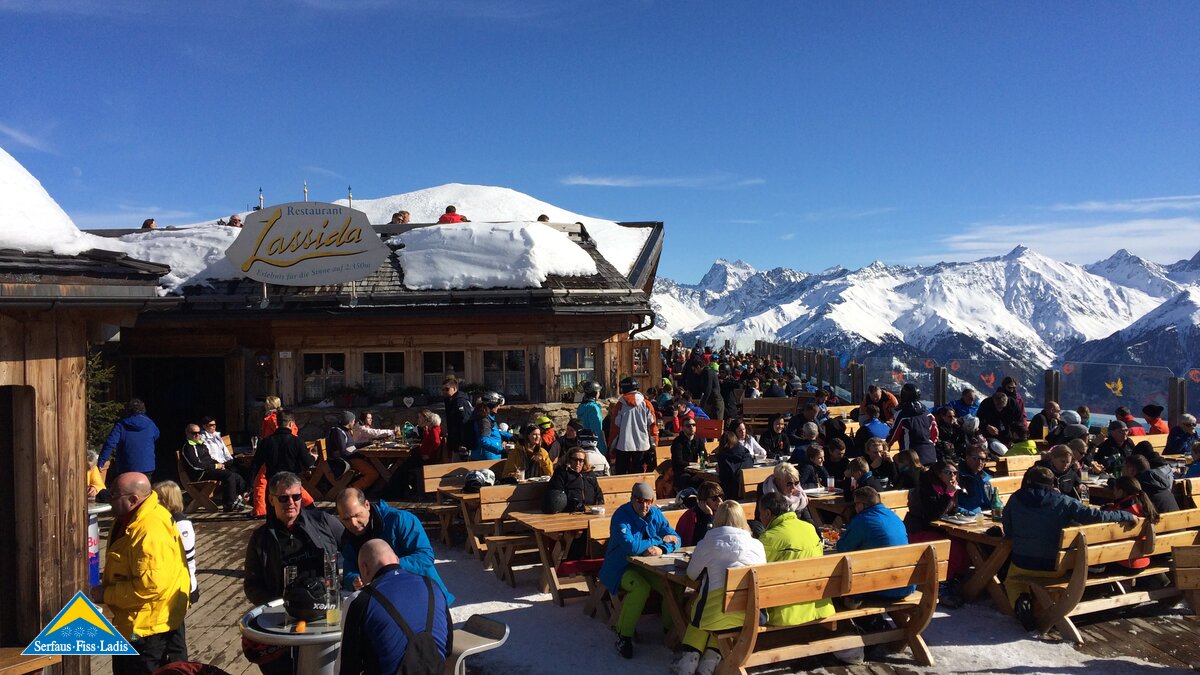 Das Restaurant Lassida lädt mit seiner großen Sonnenterrasse zum Verweilen mit der ganzen Familie ein | © Serfaus-Fiss-Ladis
