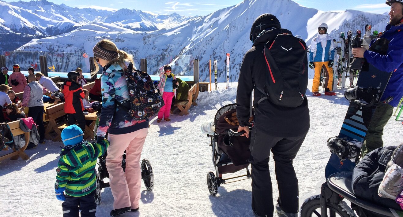 Ein Winterausflug mit dem Kinderwagen und der Familie in Serfaus-Fiss-Ladis | © Serfaus-Fiss-Ladis