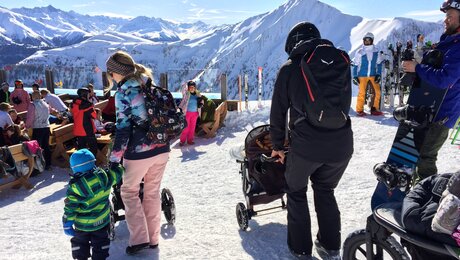 Ein Winterausflug mit dem Kinderwagen und der Familie in Serfaus-Fiss-Ladis | © Serfaus-Fiss-Ladis