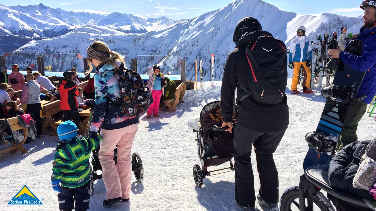 Ein Winterausflug mit dem Kinderwagen und der Familie in Serfaus-Fiss-Ladis | © Serfaus-Fiss-Ladis