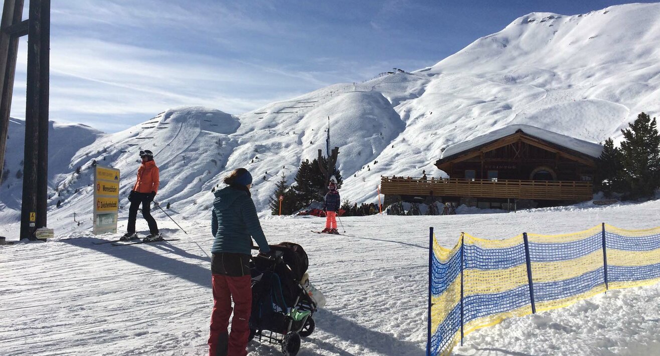 Mit dem Kinderwagen von der Mittelstation der Schönjochbahn in Serfaus-Fiss-Ladis unterwegs zum Restaurant Steinegg | © Serfaus-Fiss-Ladis