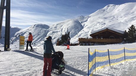 Mit dem Kinderwagen von der Mittelstation der Schönjochbahn in Serfaus-Fiss-Ladis unterwegs zum Restaurant Steinegg | © Serfaus-Fiss-Ladis