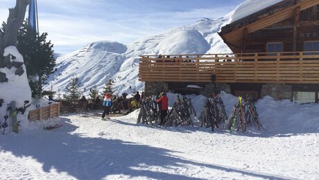 Das Bergrestaurant Steinegg lädt an der Mittelstation Schönjochbahn in Serfaus-Fiss-Ladis in Tirol zur Einkehr ein | © Serfaus-Fiss-Ladis