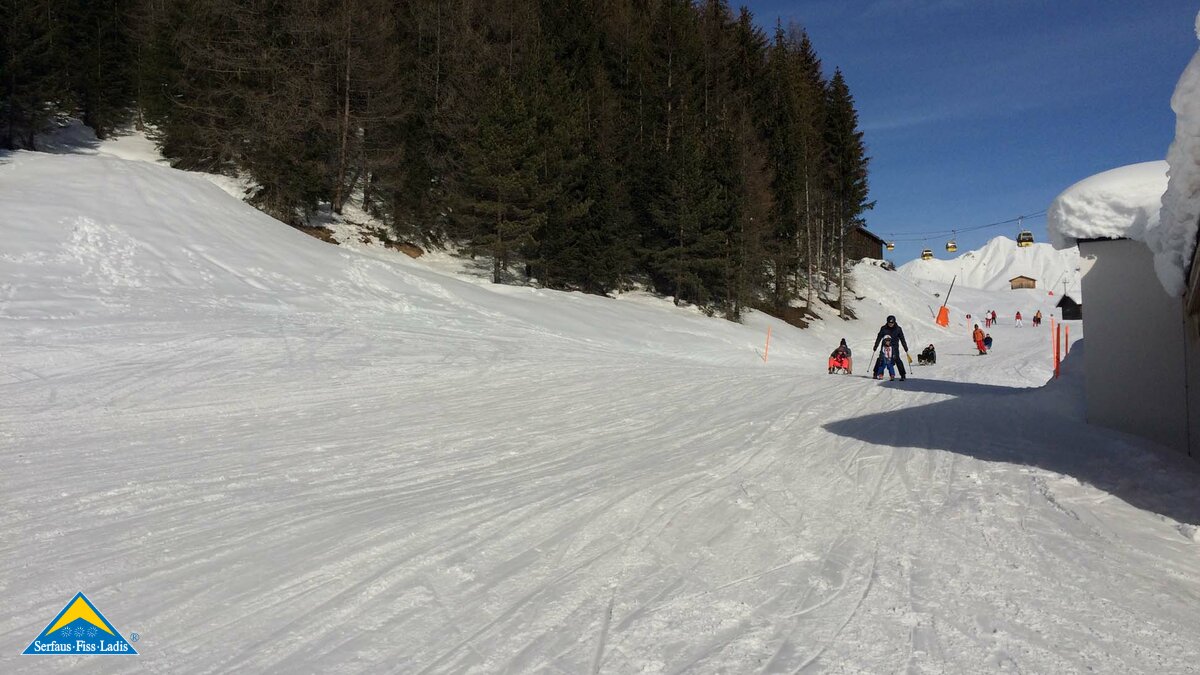 Die Abfahrt führt von Bertas Kinderland am Komfort-Skidepot in Serfaus-Fiss-Ladis vorbei zur Talstation in Fiss | © Serfaus-Fiss-Ladis