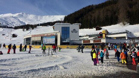 In Fiss bringen die Schönjochbahn und Möseralmbahm Wintersportfans ins Skigebiet Serfaus-Fiss-Ladis in Tirol | © Serfaus-Fiss-Ladis