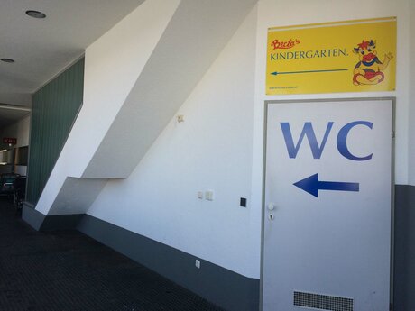 Im Talstationsbereich in Fiss in Tirol sind Toilettenmöglichkeiten und Wickelmöglichkeiten für die ganze Familie zu finden | © Serfaus-Fiss-Ladis