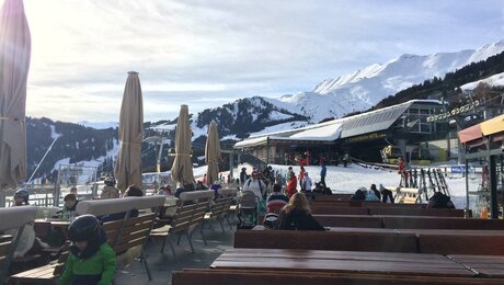 Das Familienrestaurant Sonnenburg an der Mittelstation Sonnenbahn in Serfaus-Fiss-Ladis ist eine lohnenswerte Einkehr für die ganze Familie | © Serfaus-Fiss-Ladis