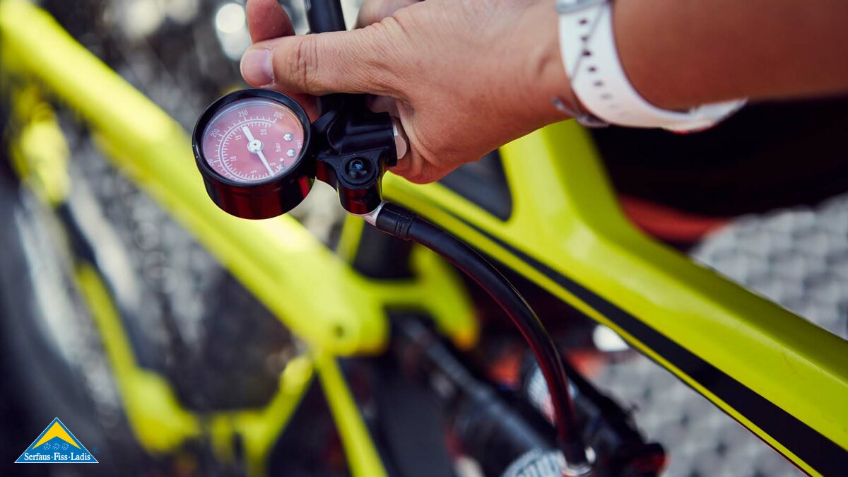 Kontrolliere dein Fahrrad vor deiner Tour mit dem Bike in der Familienregion Serfaus-Fiss-Ladis in Tirol | © christianwaldegger.com