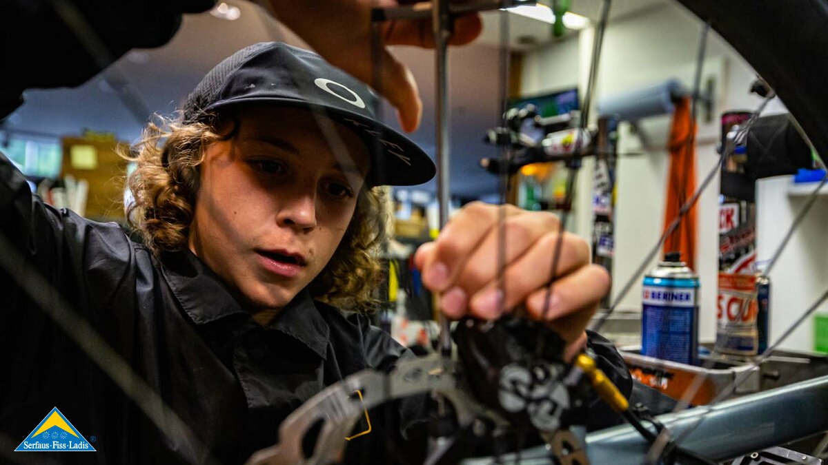 Überprüfe wie Jackson Goldstone dein Bike vor einer Biketour in der Familienregion Serfaus-Fiss-Ladis in Tirol | © Richard Bos