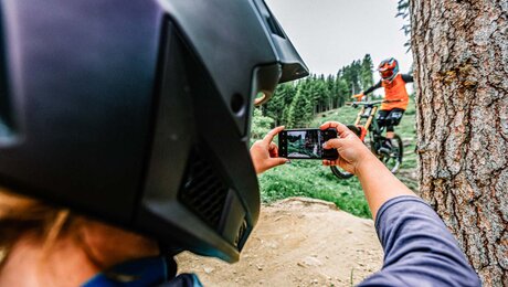 Trage immer einen Helm, Fahrradhandschuhe und Knieschützer beim Rad fahren in der Familienregion Serfaus-Fiss-Ladis in Tirol | © Richard Bos