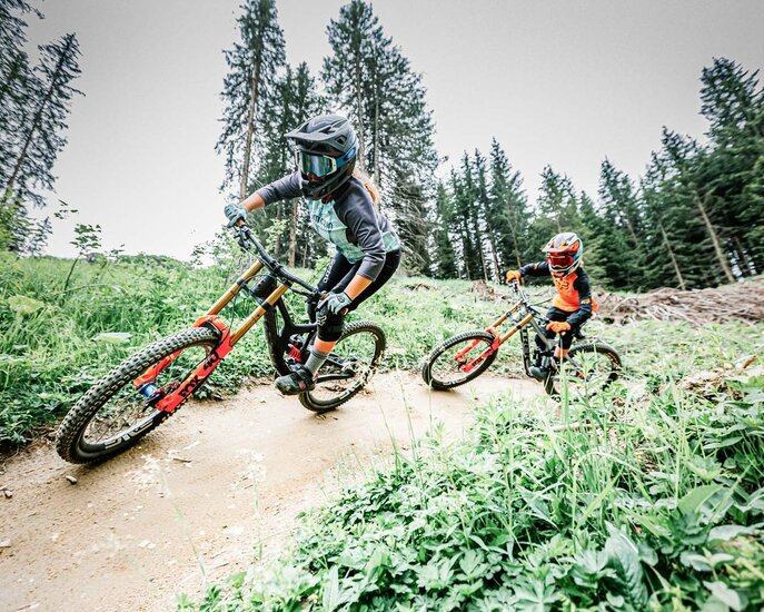 Trage immer einen Helm, Fahrradhandschuhe und Knieschützer beim Biken in der Familienregion Serfaus-Fiss-Ladis in Tirol | © Richard Bos