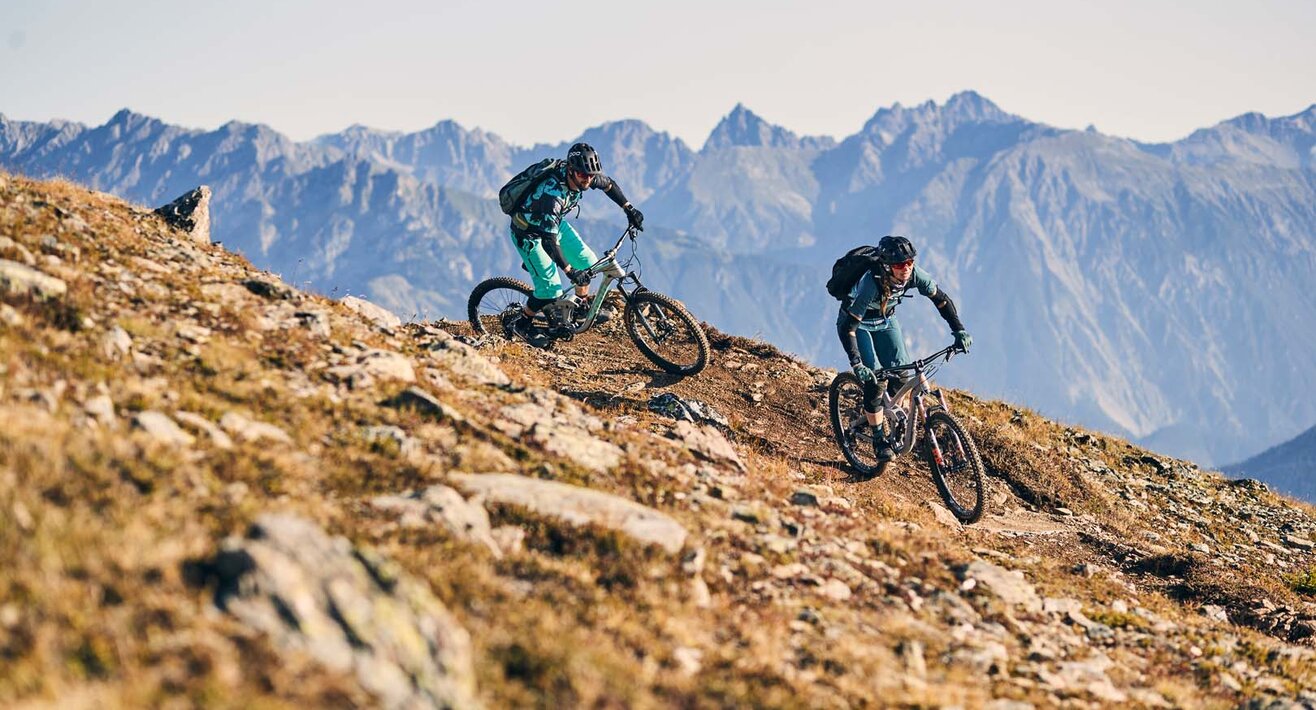 Der Almtrail in der Familienregion Serfaus-Fiss-Ladis ist einer der vielen Singletrails auf der Tiroler Hochplateau | © christianwaldegger.com
