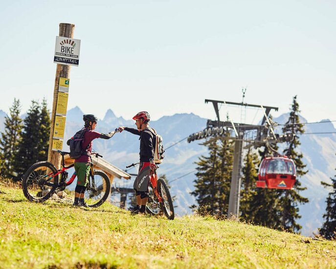 Der Alpkopftrail verläuft vom Komperdell hinunter zum Högsee in der familienfreundlichen Urlaubsregion Serfaus-Fiss-Ladis in Tirol | © christianwaldegger.com