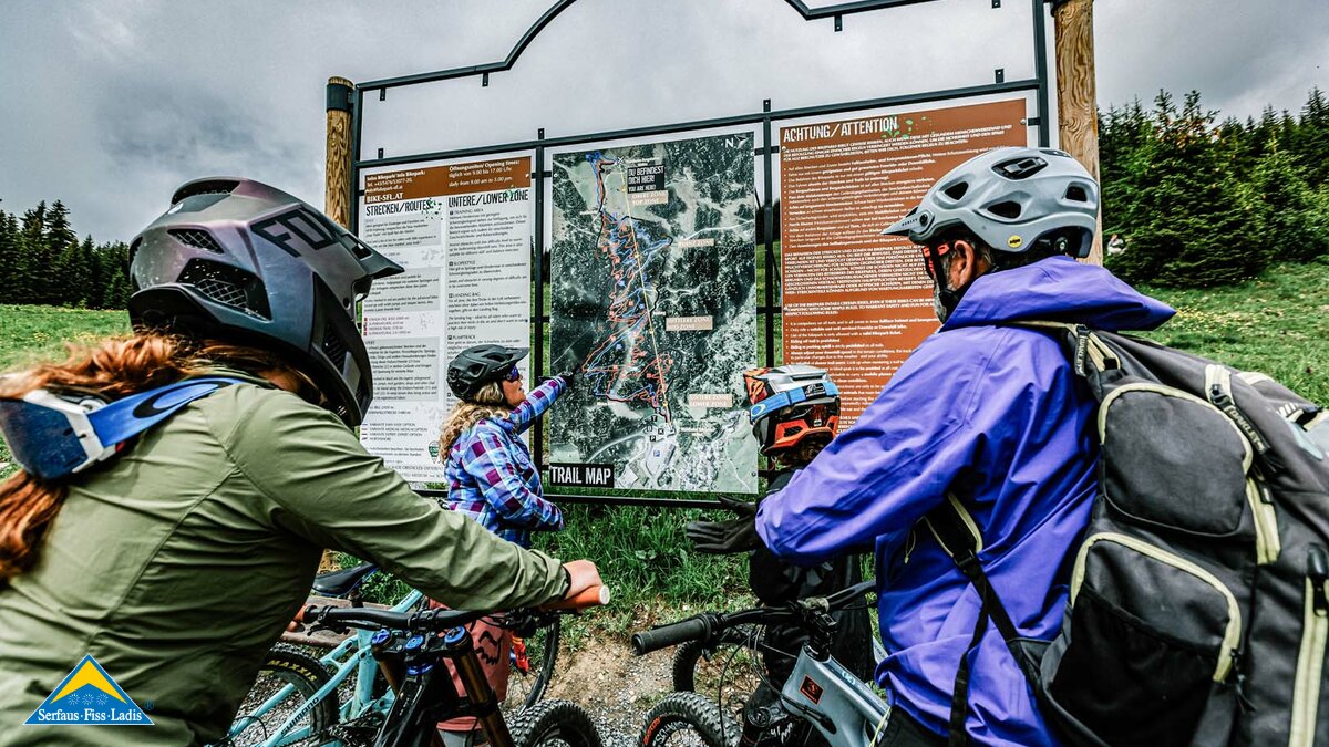 Hinweistafeln für die Biketour in der Familienregion Serfaus-Fiss-Ladis in Tirol verschaffen dir eine gute Orientierung | © Richard Bos