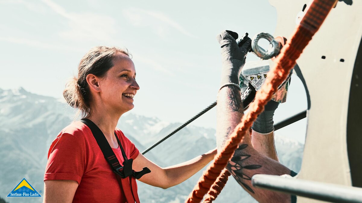 Der Flying Fox Serfauser Sauser in der Familienregion Serfaus-Fiss-Ladis ist eine der vielen Attraktionen der Ferienregion in Österreich | © christianwaldegger.com