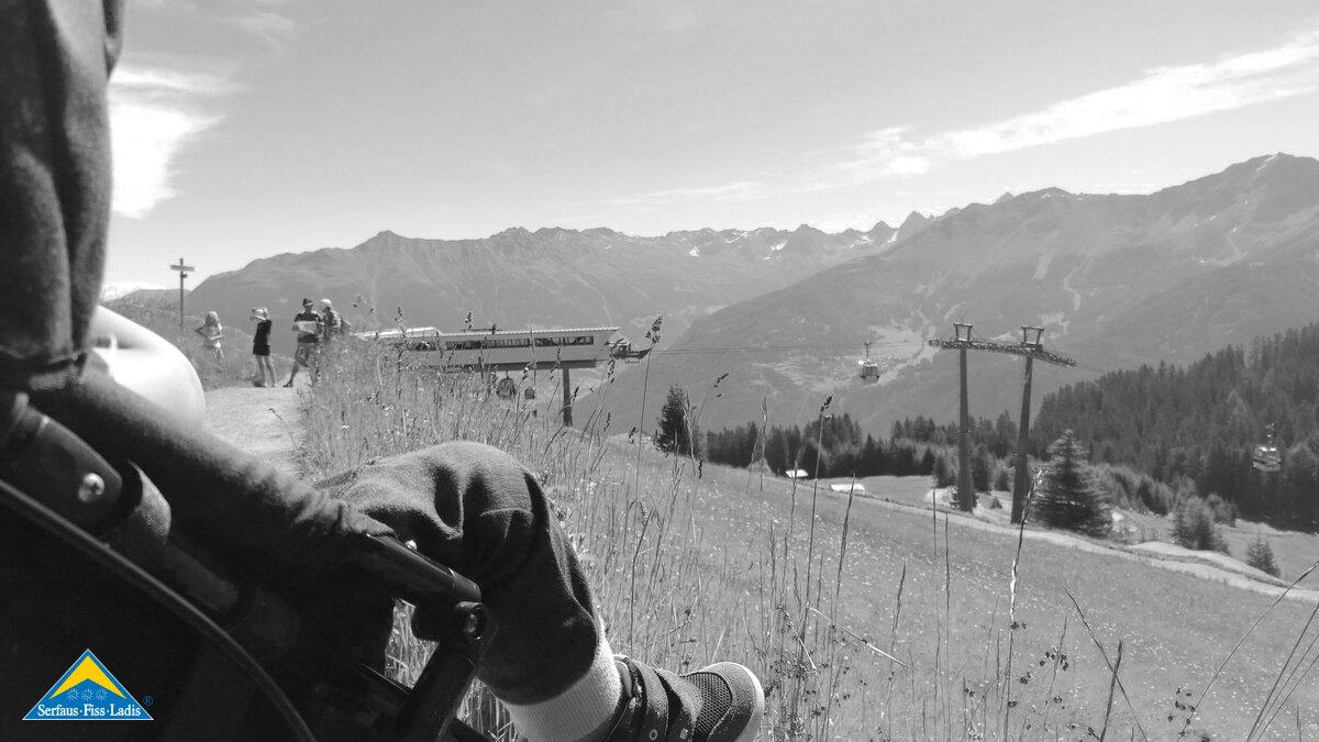  Der kinderwagentaugliche Panorama-Genussweg führt direkt an der Bergstation der Waldbahn und des Sunliners in der Familienregion Serfaus-Fiss-Ladis in Tirol vorbei | © Serfaus-Fiss-Ladis